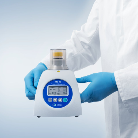 Bioreaktor RTS-1C mit Laborant
